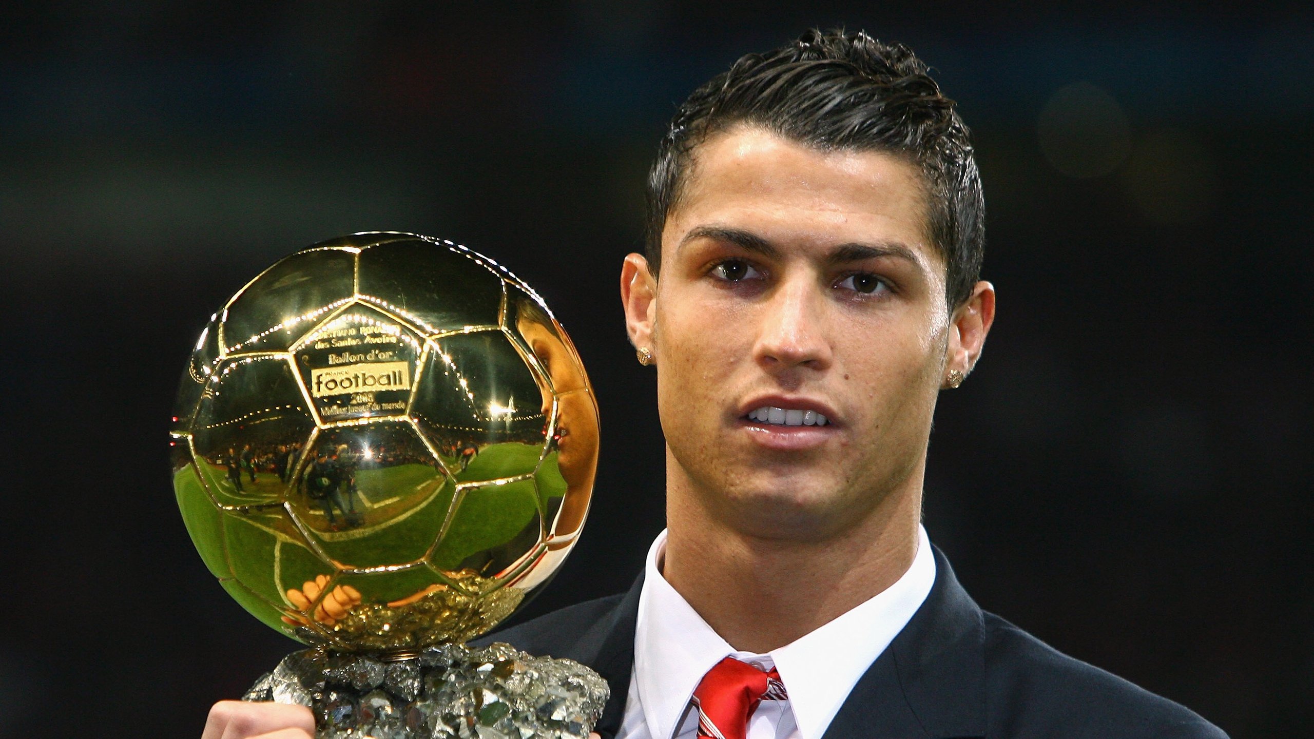 电竞赛场焦点！英格兰队对阵葡萄牙队，年轻新星表现惊艳，未来可期